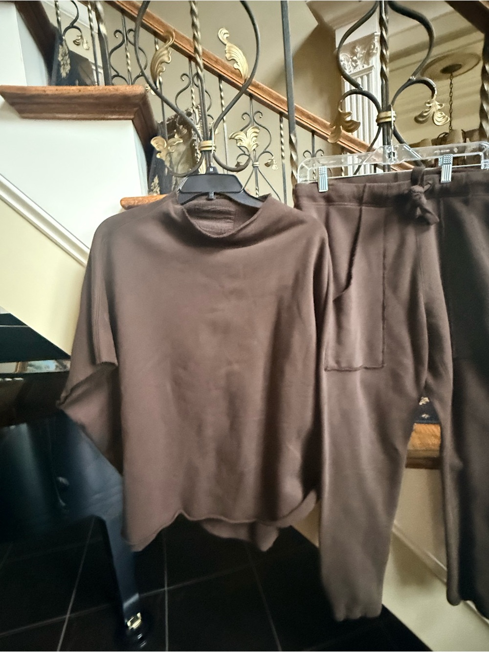 Frank & Eileen Brown Travel Set.Jogger pant w/pockets. Size S . Top OS EUC